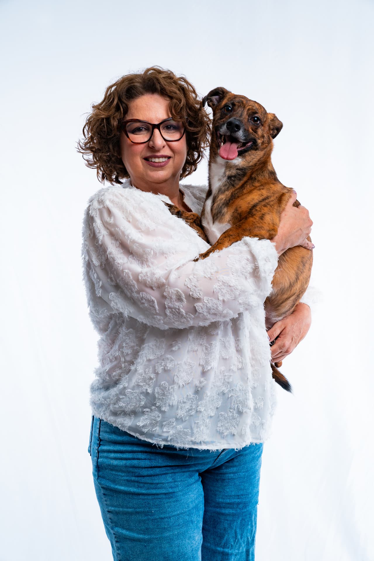 Vereadora Liliane Frada segurando um cão resgatado